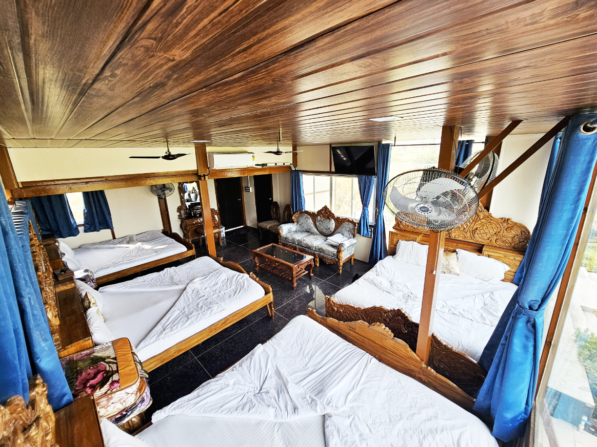 Giri Sarovar Room