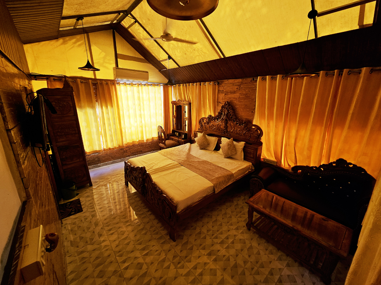 Giri Sarovar Room