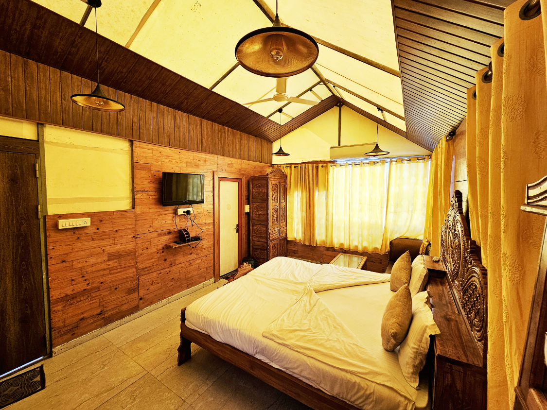 Giri Sarovar Room
