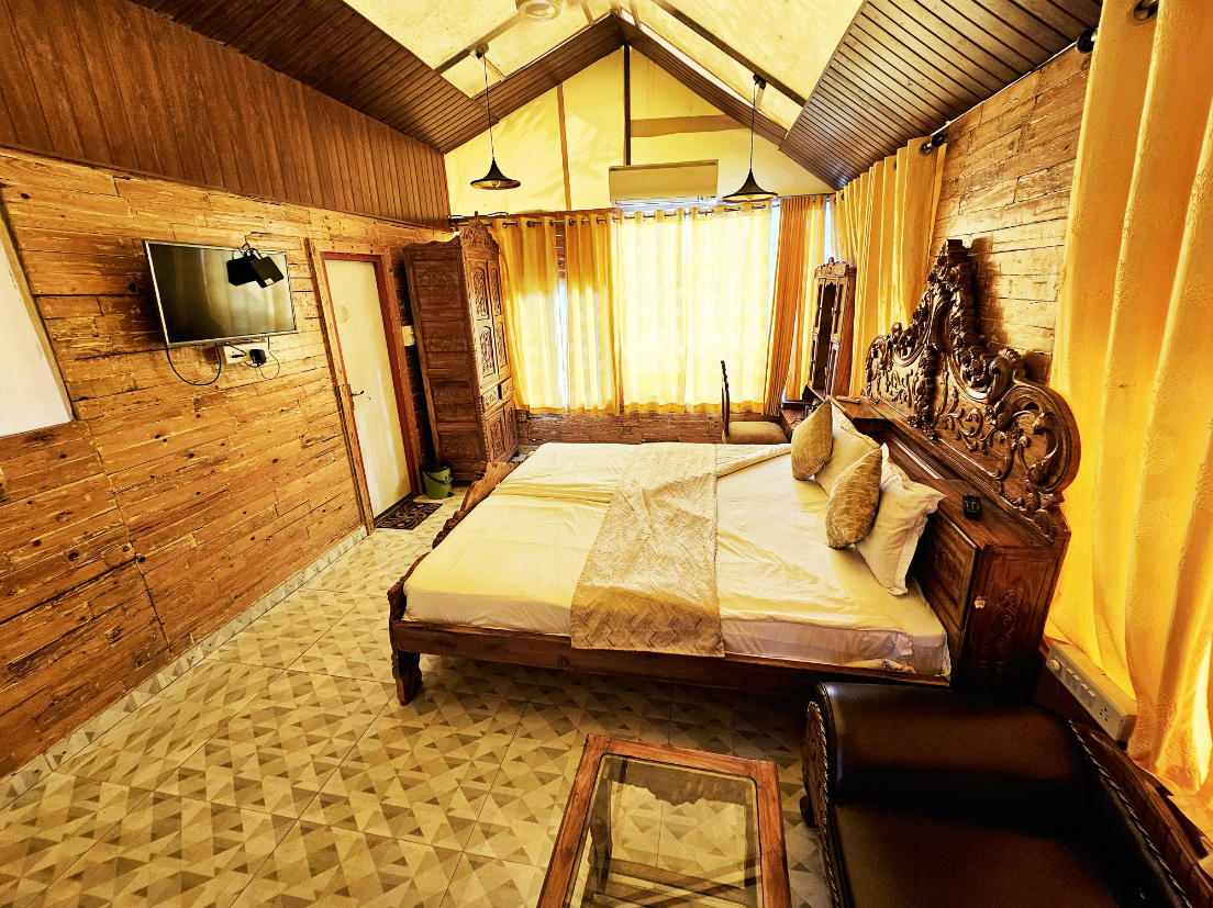 Giri Sarovar Room