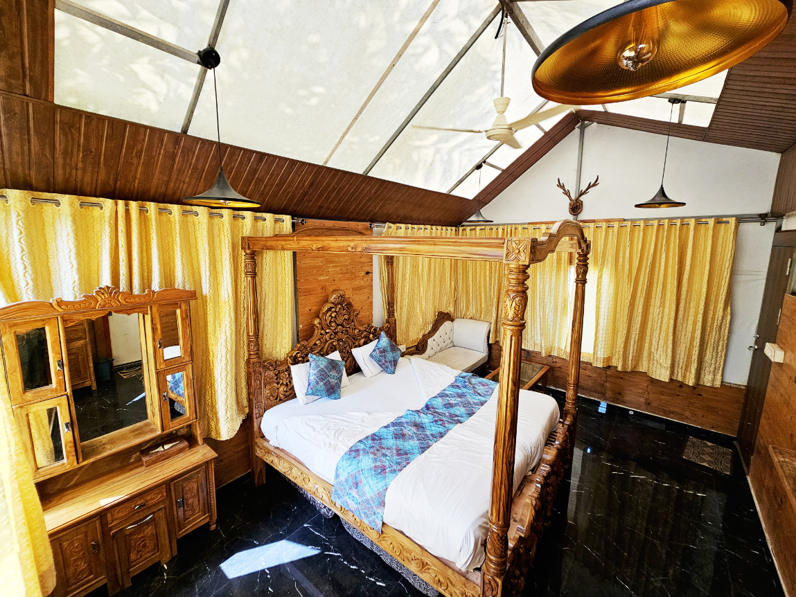 Giri Sarovar Room