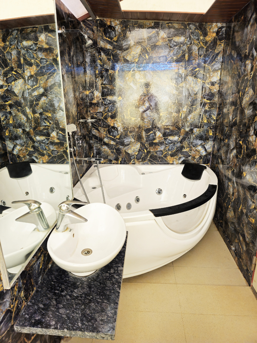 Giri Sarovar Room