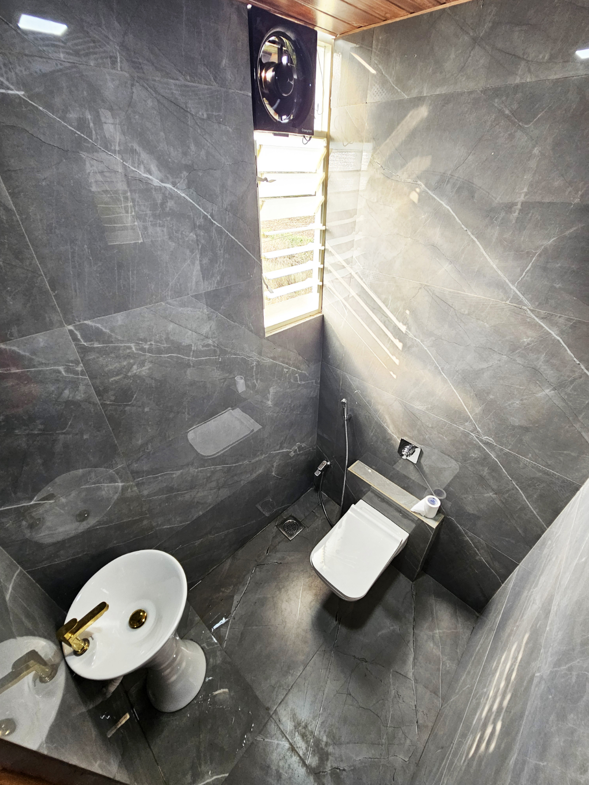 Giri Sarovar Room