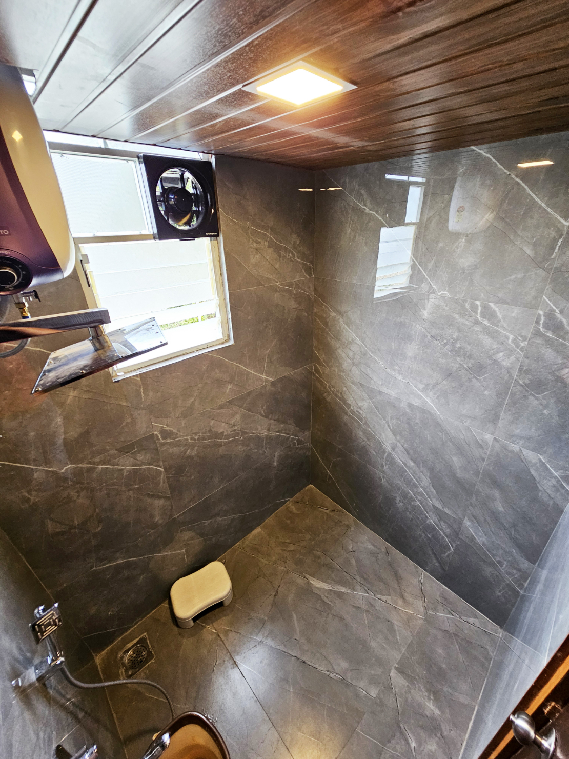 Giri Sarovar Room