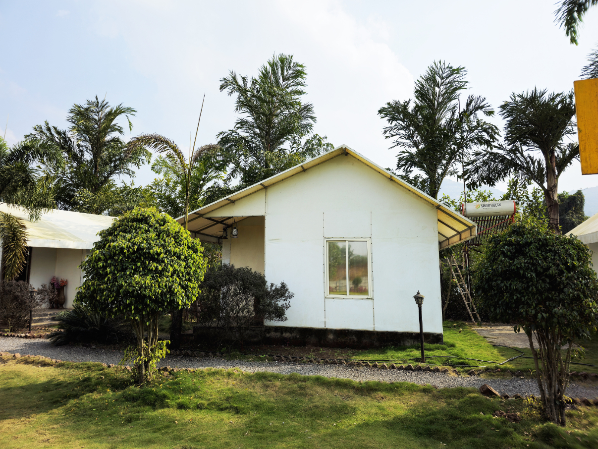 Giri Sarovar Room